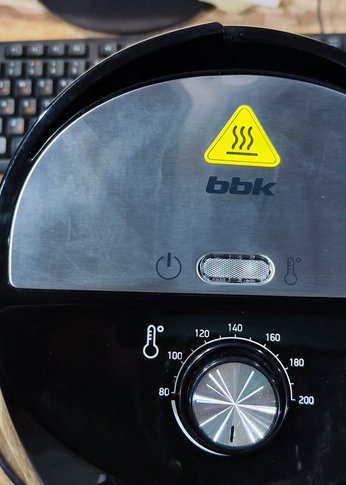 УЦЕНКА-Аэрогриль BBK AF323M 3,2л 1500Вт черный (Трещина на корпусе сверху, потёртости и царапины, отсутствует инструкция, плохая упаковка)