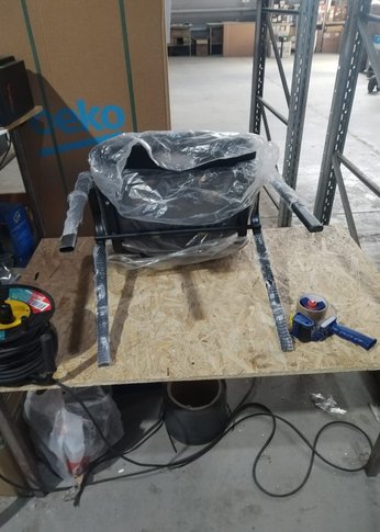 УЦЕНКАСтул OLSS ИЗО черный обивка - кож.зам. рама окрашенная черной порошковой краской-(криво приварены левые ножки, царапины, нет заглушки)